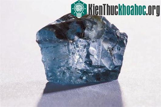 Viên kim cương xanh dương nặng 29,6 carat vừa được tìm thấy - (Ảnh: Reuters)