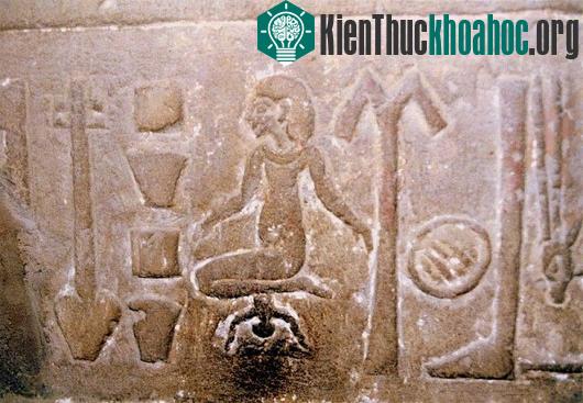 Hình ảnh cổ xưa mô tả cảnh sinh con của người Ai Cập xưa
