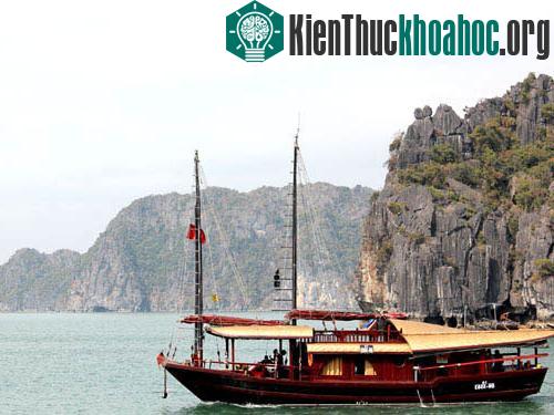 Khi lựa chọn chuyến du hành trên biển, hãy chú ý lựa chọn chất lượng tàu, kiểm tra độ an toàn, thuyền cứu hộ, áo phao. (Ảnh: Anh Phương)