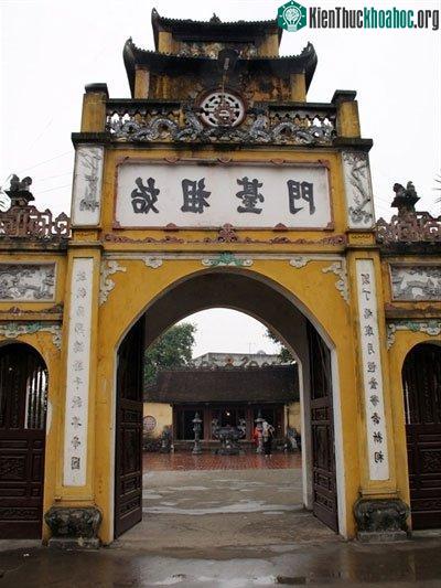 Cổng đền thờ Kinh Dương Vương có bốn chữ Hán đắp nổi Thủy tổ đài môn (cửa đền thờ Đức Thủy Tổ). (Ảnh: tienphong)