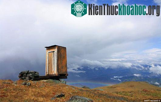 Nhà vệ sinh khắc nghiệt nhất thế giới ở độ cao 2.600m