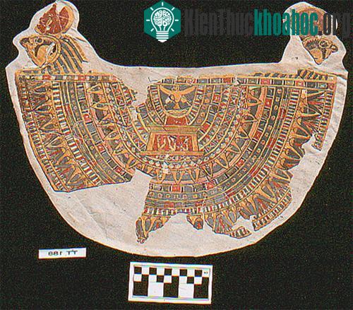 Cổ áo xác ướp cổ với hình chim ưng trên biểu tượng cho thần Horus và chim ưng ở trên thể hiện linh hồn bất tử của xác ướp đã chết