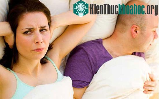 Ngáy ngủ làm phiền tới những người xung quanh. (Ảnh: Telegraph)