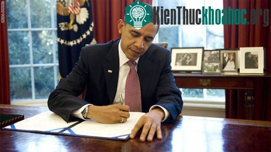 Ông Barack Obama là tổng thống Mỹ thứ ba thuận tay trái kể từ thời Ronald Reagan - (Ảnh: White House)