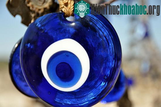 Bùa Nazar được dùng phổ biến ở các vung Trung Đông với niềm tin rằng nó có thể đẩy lùi “những đôi mắt hiểm độc” từ sự ghen tị và tham lam. (Ảnh: Live Science)