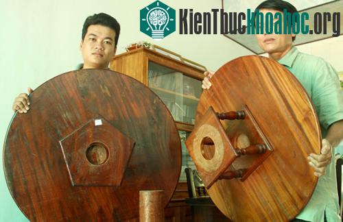 Hai mặt bàn xoay hoàn tất với kích cỡ và thiết kế khác nhau - (Ảnh: H.X.H)