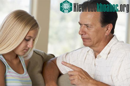 Trẻ vị thành niên cư xử tệ hơn vì bị la mắng. (Ảnh minh họa: Shutterstock)