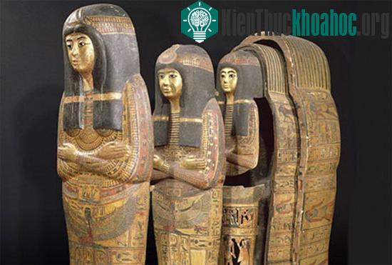 Một quan tài nhiều lớp thuộc ngôi đền Tamutnofret, được dự đoán có từ thời vua Ramses II (khoảng 1279-1213 trước công nguyên) gồm một lớp quan tài bên trong, một lớp “vỏ xác ướp”, một m...