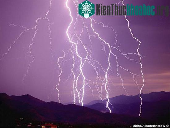 Các tia sét tạo thành hình ảnh kỳ vĩ trên trời, nhưng tiềm ẩn nguy cơ chết người. (Ảnh: Corbis)