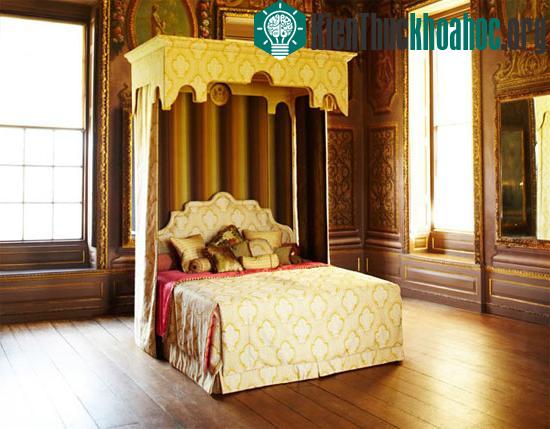 Chiếc giường này có giá tới 175.000 USD. (Ảnh: Born Rich)