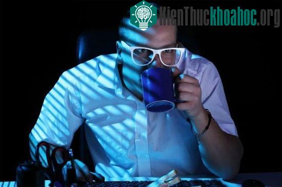 Làm việc đêm khuya giúp kích thích sự sáng tạo của con người. (Ảnh minh họa: thesite.org)