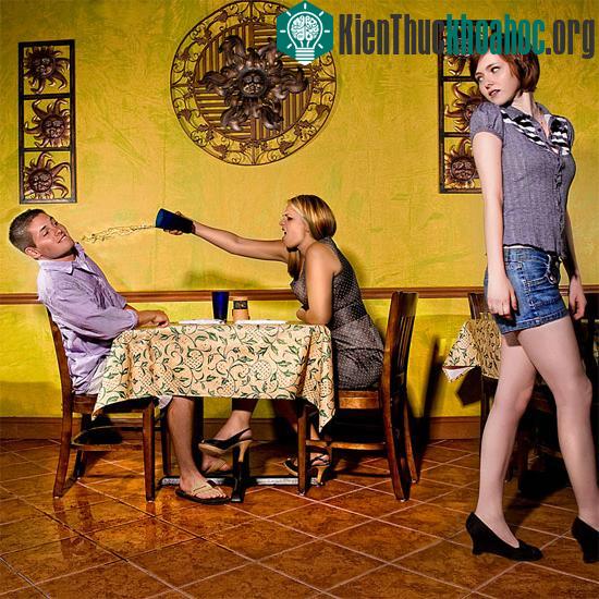 Bản năng buộc đàn ông nhìn theo gái lạ
