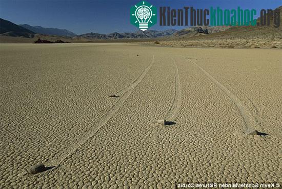 Những hòn đá “chạy” bí ấn ở Thung lũng Chết