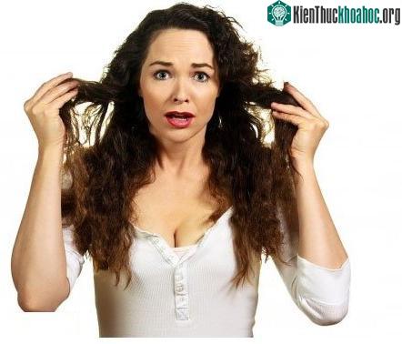 Đồng trong nước máy có thể tích tụ bên ngoài, phá hủy các lớp vỏ bọc tóc, khiến tóc mất đi sự óng ả, trở nên yếu hơn, khô xơ và rời rạc. (Ảnh: Alamy)