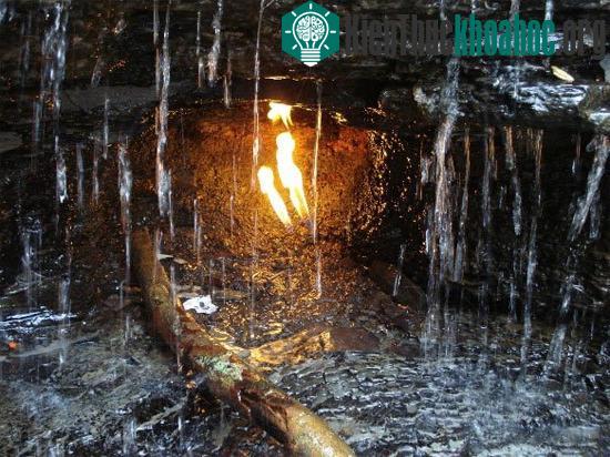 Ngọn lửa vĩnh cửu nằm phía sau thác nước ở công viên Chestnut Ridge, New York