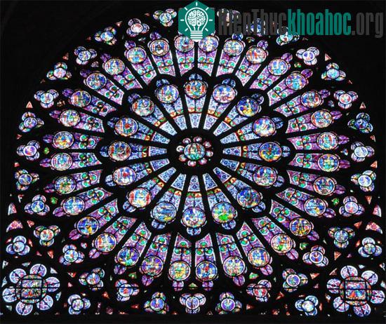 Cửa sổ hoa hồng phía bắc nổi tiếng của Nhà thờ Đức bà ở Paris, Pháp. (Ảnh: Shutterstock)