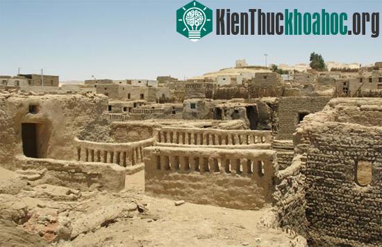 Một phần khu định cư Al-Qasr ở ốc đảo Dakhleh Oasis, miền tây Ai Cập, nơi các nhà khảo cổ học khai quật và nghiên cứu các di cốt trẻ em để tìm hiểu về thời điểm ra đời của chúng. (Ảnh: Daily Mail)
