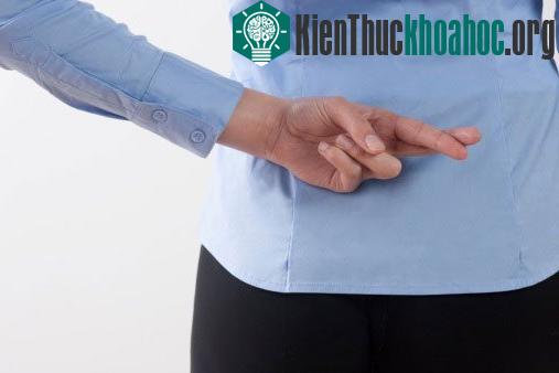 Các nhà nghiên cứu cho rằng, khả năng gian dối của con người có thể đã tiến hóa nhằm giúp chúng ta hình thành liên minh, thu lượm thức ăn và giao phối tốt hơn. (Ảnh: Corbis)