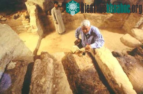 Tổng Giám đốc Z. Hawass đang đánh dấu các di chỉ vừa phát hiện.
