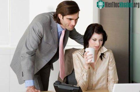 Đàn ông rất dễ phân tán tư tưởng và sao lãng công việc, đặc biệt khi ở gần phụ nữ. (Ảnh: Alamy)