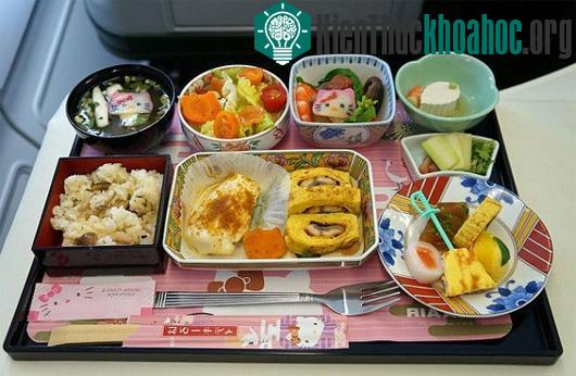 Bữa ăn với cách trang trí đáng yêu được đem phục vụ hành khách trên máy bay