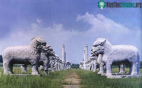 Tượng đá khổng lồ trên thần lộ