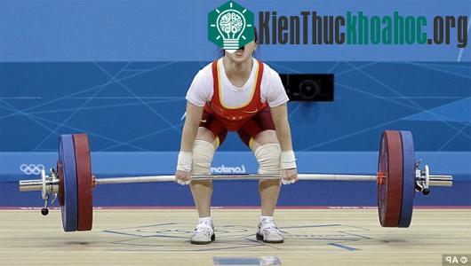 Tại sao chúng ta "la hét" khi tập thể thao?