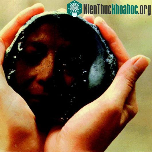 Chiếc gương đầu tiên được mài từ thủy tinh núi lửa​