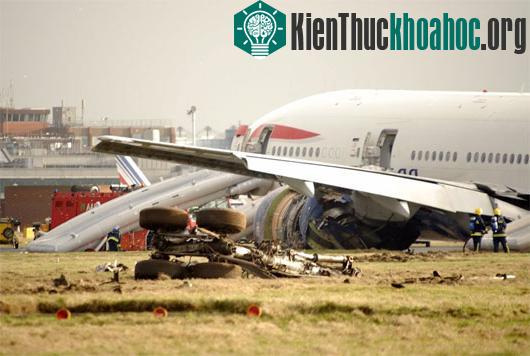 Hiện trường vụ tai nạn của British Airways Flight 38 tại sân bay Heathrow