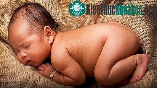 Trẻ em lớn lên nhiều nhất khi các em... khỏa thân