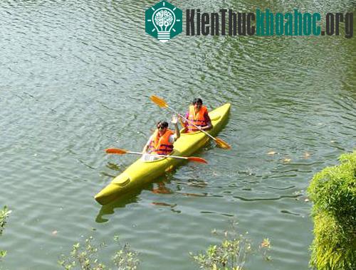 Bạn phải nhớ mặc áo phao khi xuống sông, biển. (Ảnh: Anh Phương)