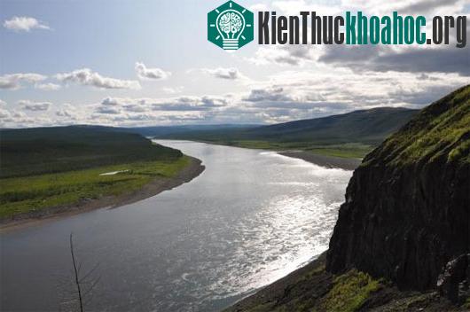 Dãy núi lửa Siberian Traps hiện nằm dọc theo con sông Kotuy ở Nga. (Ảnh:&nbsp;volcanomadness.blogspot.com)