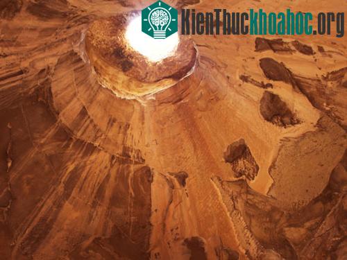 Nếu bạn khoan một đường hầm xuyên trái đất và nhảy vào đó, bạn sẽ mất đúng 42 phút 12 giây để xuyên qua nó