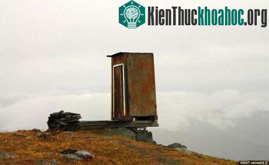 Nhà vệ sinh khắc nghiệt nhất trên thế giới ở độ cao 2.600m