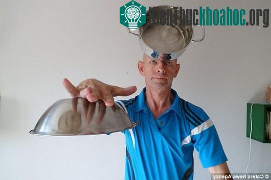 Ông Magola có khả năng hút các đồ vật như một cục nam châm