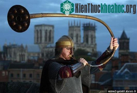 Người đàn ông ăn vận theo lối người Viking thổi chiếc kèn truyền thống báo hiệu tận thế (Nguồn: Trung tâm Viking)