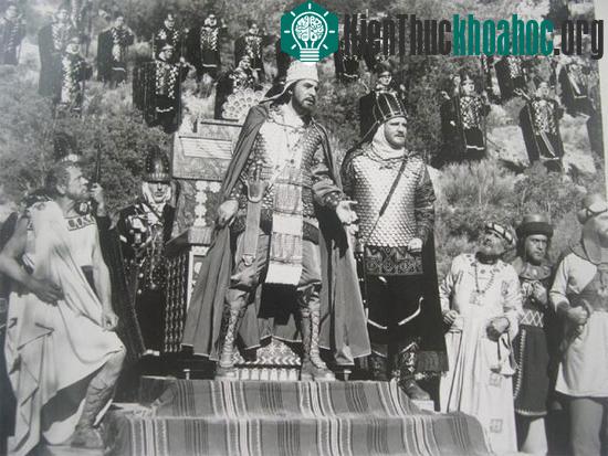 Hình ảnh các Immortal đứng đằng sau Xerxes I trong bộ phim 300 năm 1962