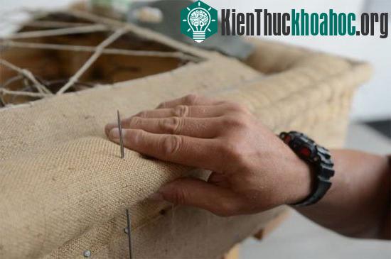 Gần như toàn bộ chiếc giường được làm bằng tay. (Ảnh: NYDN)