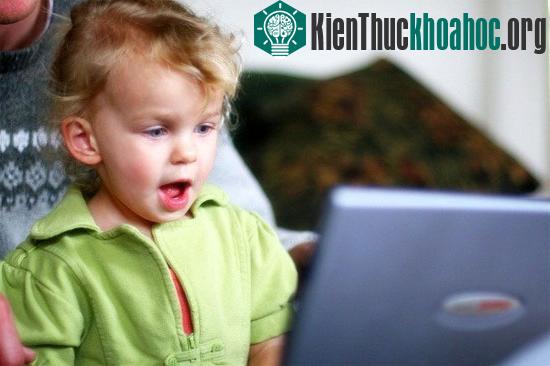 Dù chưa hiểu hết nhưng những đứa trẻ luôn cảm thấy thích thú, tò mò về đồ công nghệ.