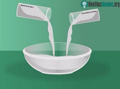 Bước thứ hai trong quy trình là bổ sung natri cacbonat (NANCO3) và Canxi ôxít (CaO) vào cát. Natri cacbonat (soda) làm hạ thấp nhiệt độ xuống mức cần thiết để chế tạo thủy tinh. Tuy nhiên, chất này...