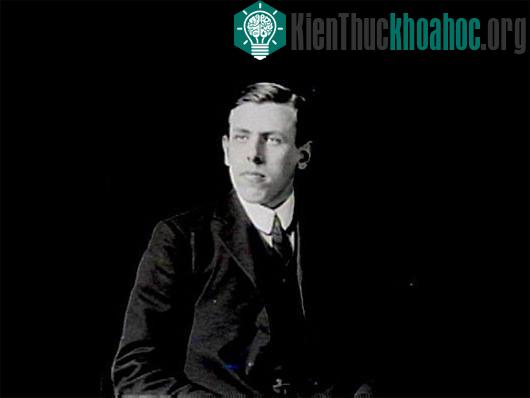 Kiến trúc sư Thomas Warren Sears (1880 - 1966). Người đầu tiên chế tạo bàn ủi hơi nước​