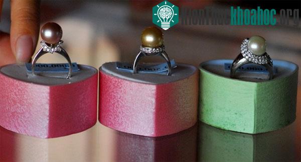 Ngoài xuất khẩu, bán thô, nhiều "lò" nuôi ngọc trai ở Phú Quốc còn gia công cả trang sức ngọc trai. Trang sức này hiện có giá trị rất cao, t...