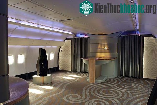 Khoang hạng nhất của Boeing 777-200LR là rất lớn, trên hình là ảnh chụp khoang này khi chưa lắp ghế ngồi.