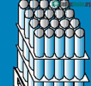 Vỏ lon được xếp chồng lên các tấm pallet, sau đó chuyển tới nhà máy nước giải khát.