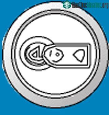 Một đường viền được nắn nổi lên xung quanh miệng nắp. Hỗn hợp keo được đổ vào trong đường viền này, tránh sự va chạm giữa nước uống và vỏ lon. Cuối cù...