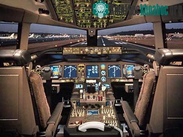 Buồng lái được thiết kế với sự tham khảo ý kiến từ hơn 600 phi công.