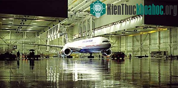 Hình ảnh chiếc Boeing 777-200 đầu tiên ra mắt tại Everett, Washington.