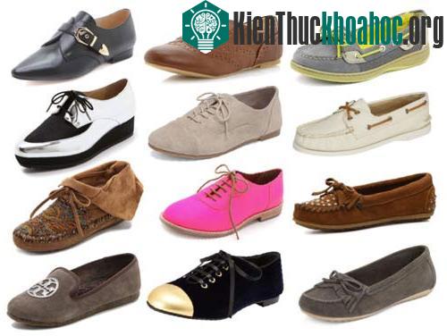 Giày nhà máy hay còn gọi là hàng "lên" thường sản xuất tràn làn, có nhiều size và thiết kế thiếu tinh tế (Ảnh minh họa)