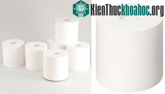 Có rất nhiều mảnh giấy nhỏ trong một cuộn giấy vệ sinh