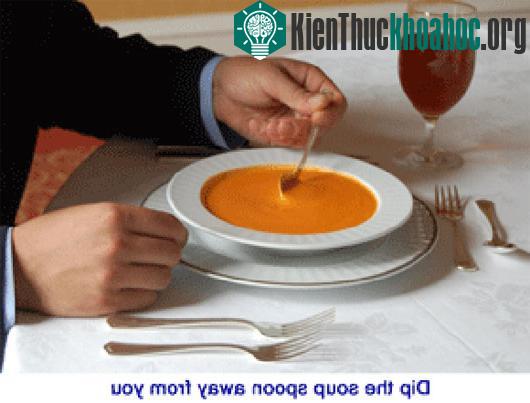 Những tập quán ăn uống kỳ lạ khắp nơi trên thế giới